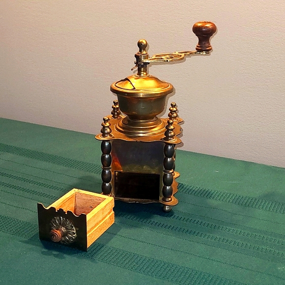 Antique brass coffee grinder - Picture 2 of 5